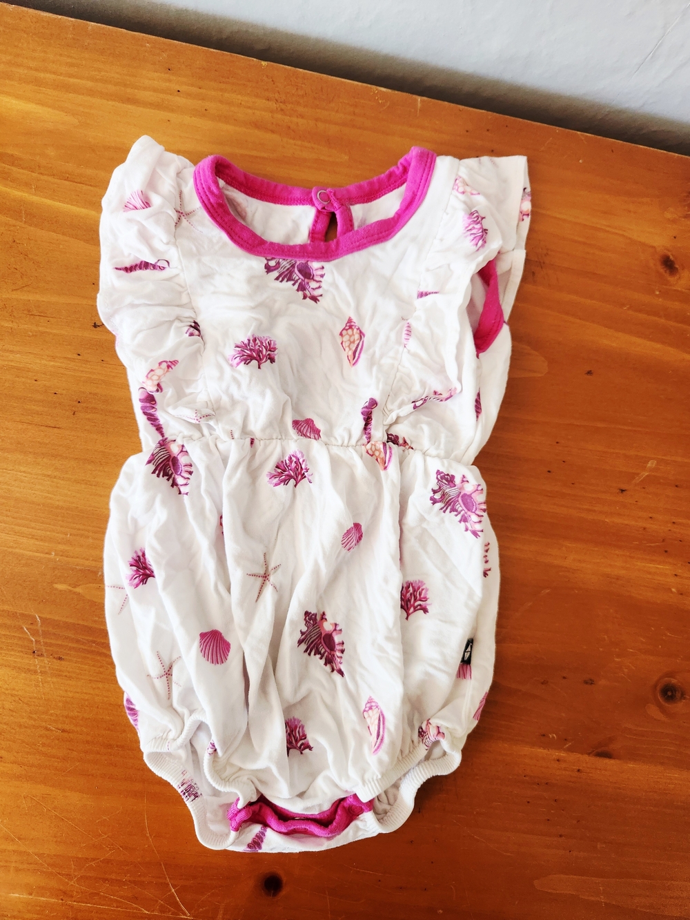 Kyte BABY 3-6m Bamboo White  with Pink Shell Print Onsie